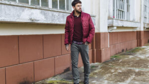 Du bureau à la soirée : le jean gris en toutes circonstances